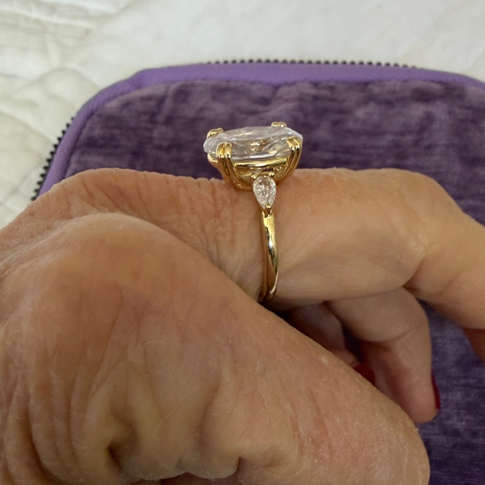 Size 6 Elegant Cubic Zirconia oval diamond  Women's Ring - Picture 7 of 8
